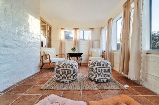 Building Photo - 2 Bedroom 1 Bath - Furnished Hilltop Home ...