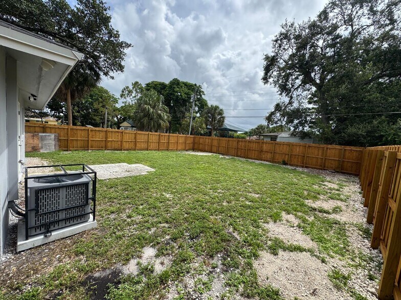 Building Photo - 300 NW 28th Way