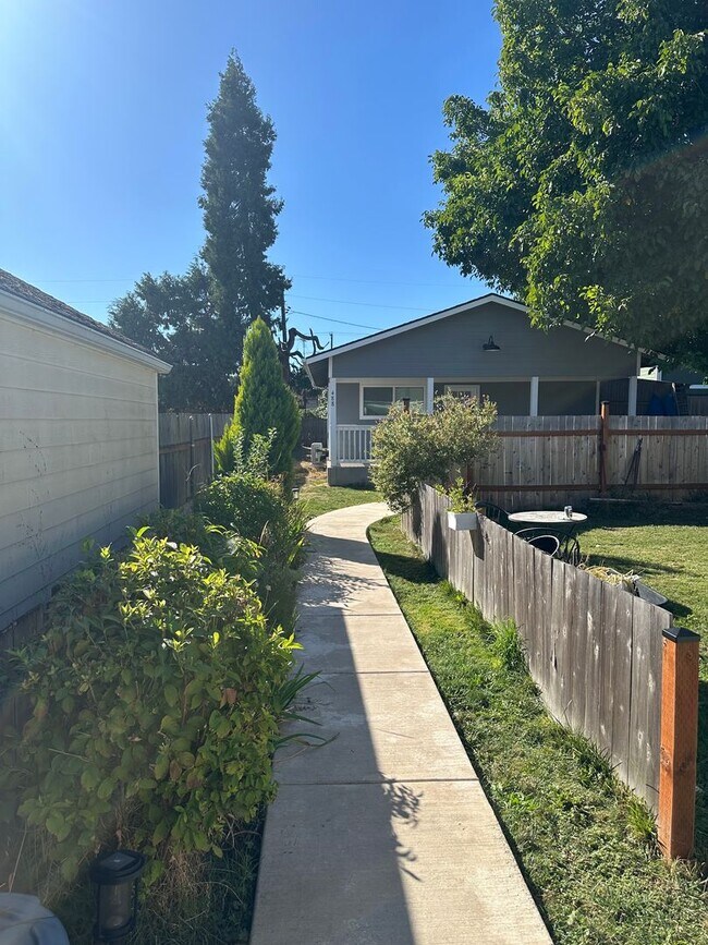 Building Photo - Beautiful 1 bedroom 1 bath house in Springfield!