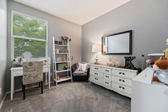 Building Photo - Beautiful 3 bedroom townhouse available fo...
