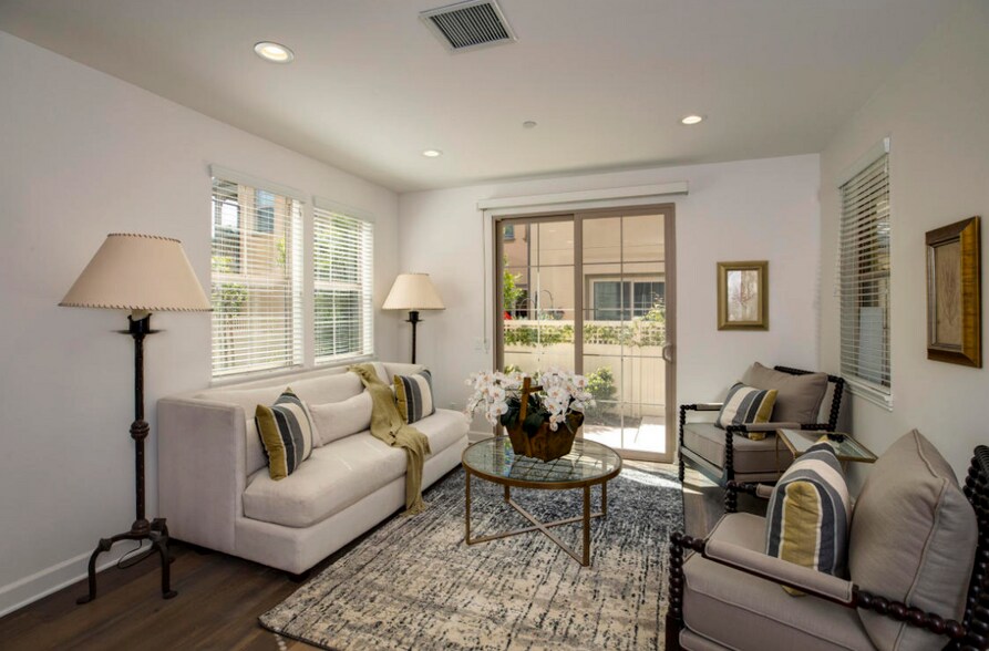 Building Photo - 220 Sanderling Ln