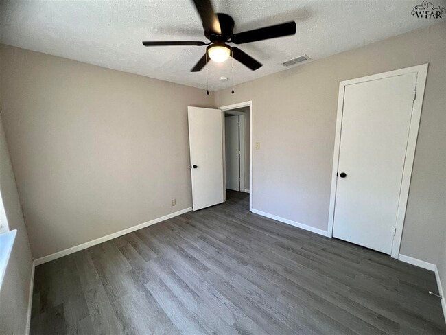 Building Photo - 1425 Harris Ln