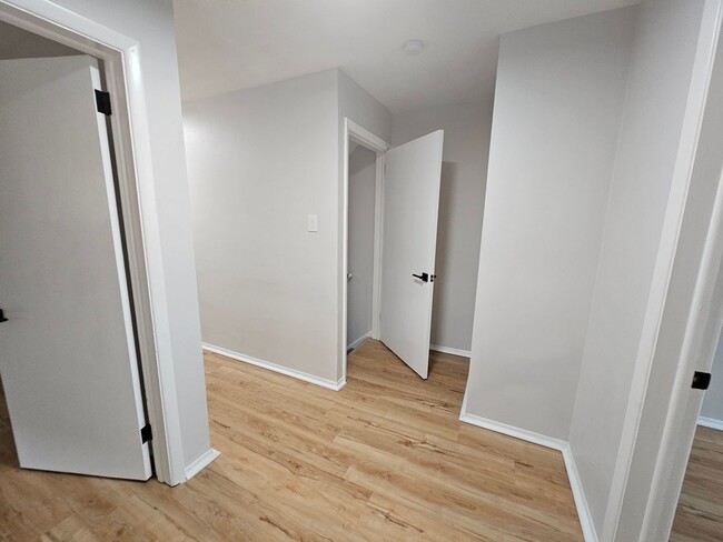 Building Photo - Newly Updated 3 bedroom 1 bath apartment i...