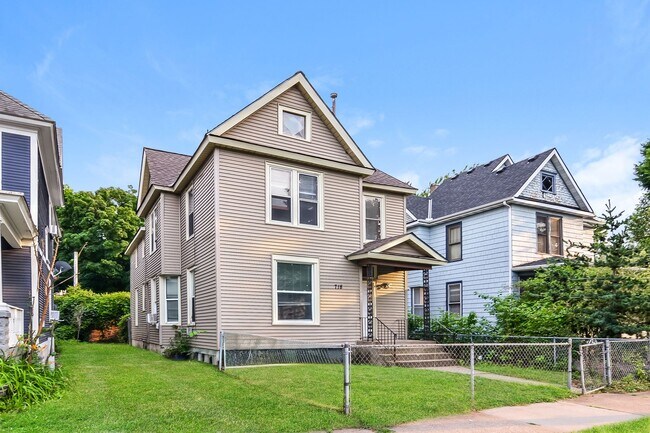 Building Photo - 718 24th Ave NE