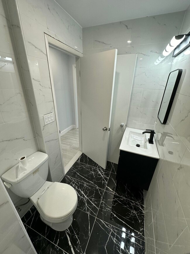 Building Photo - 122 SW 12th Ave