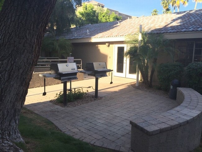 Building Photo - Spacious 1 Bedroom Condo in North Central Phoenix!