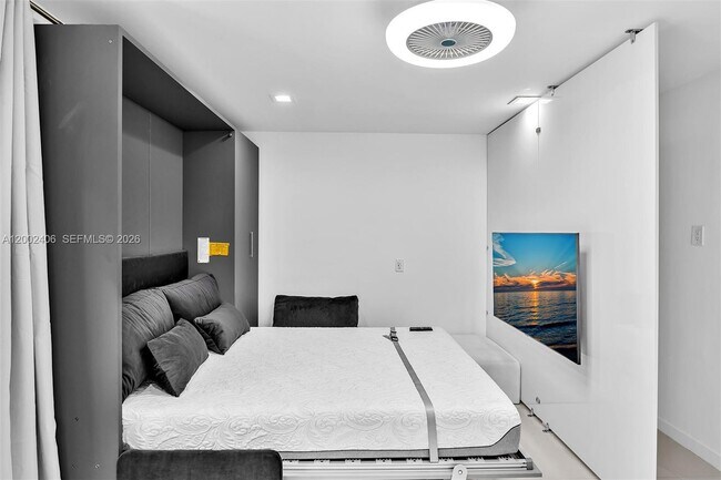 Building Photo - 1002 10th St