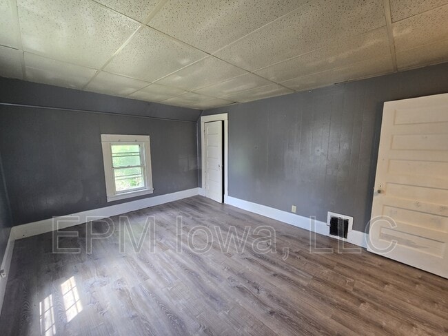Building Photo - 402 Sunnyside Ave