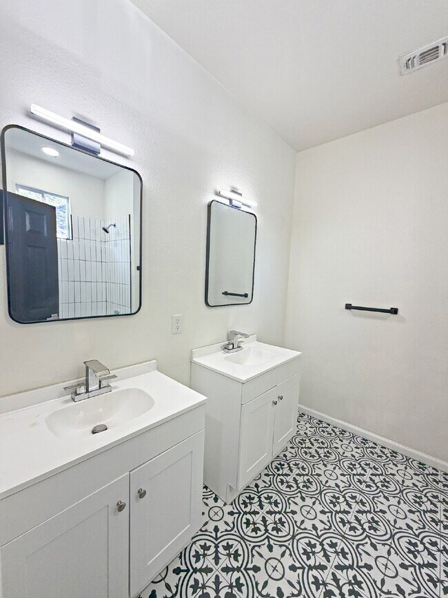 Building Photo - 338 SW 42nd St