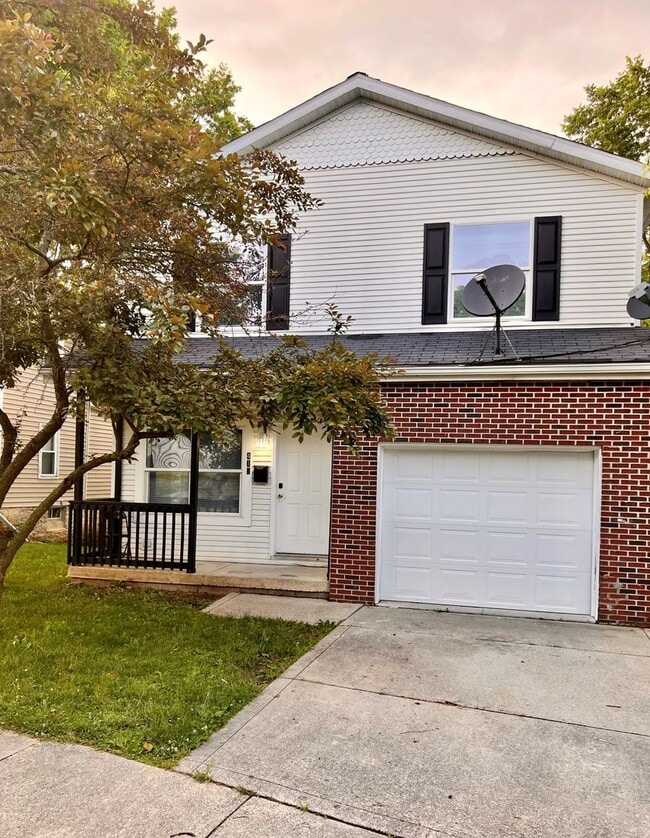 Building Photo - For Rent: Four-Bedroom, Two-Bathroom Singl...