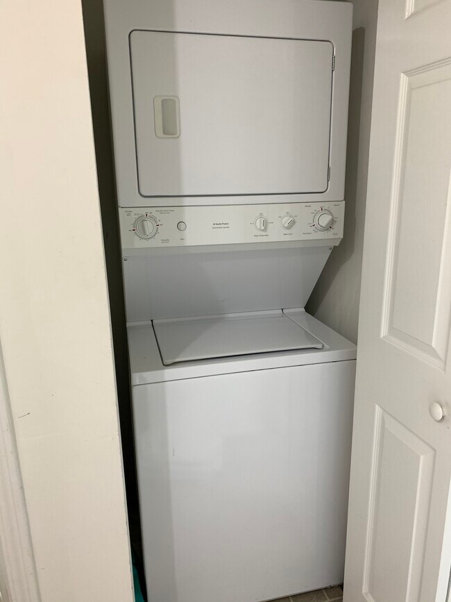 Building Photo - 415 Parkdale Dr