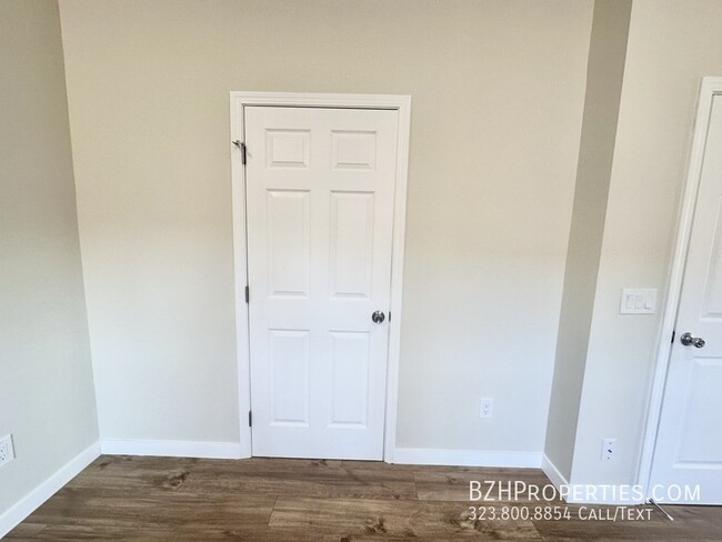 Building Photo - Light-Filled Renovated 2Bed 1Bath In Prime...