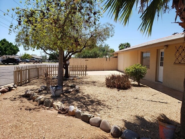 Primary Photo - 841 E Cinnabar Ave
