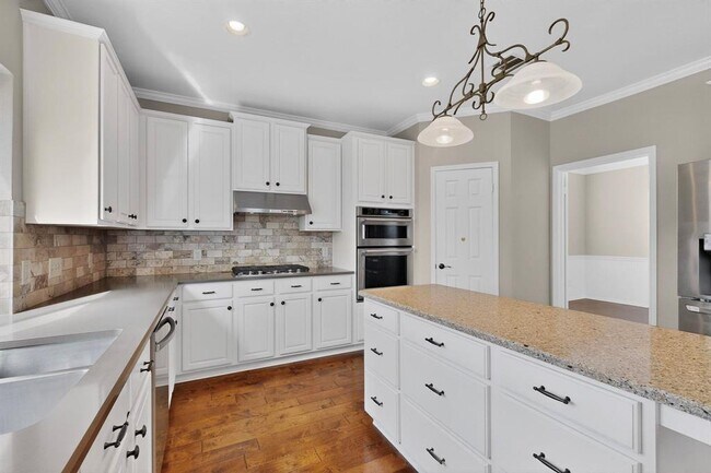 Building Photo - 2643 Henley Dr