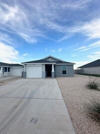 Building Photo - 2 Bed 2 Bath House Furnished!
