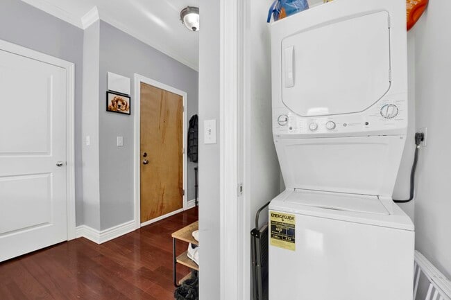 Building Photo - 1608 W Byron St