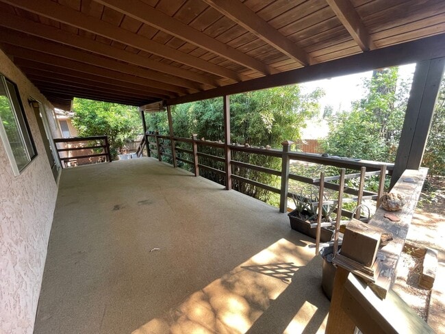Building Photo - Paradise Oasis-3 bed 2 bath home, Back yard, covered deck, garage, no cats