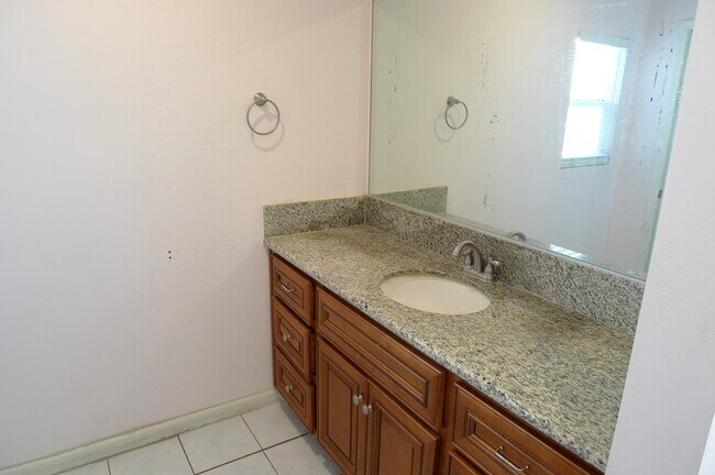 Building Photo - 2052 E Loraine St