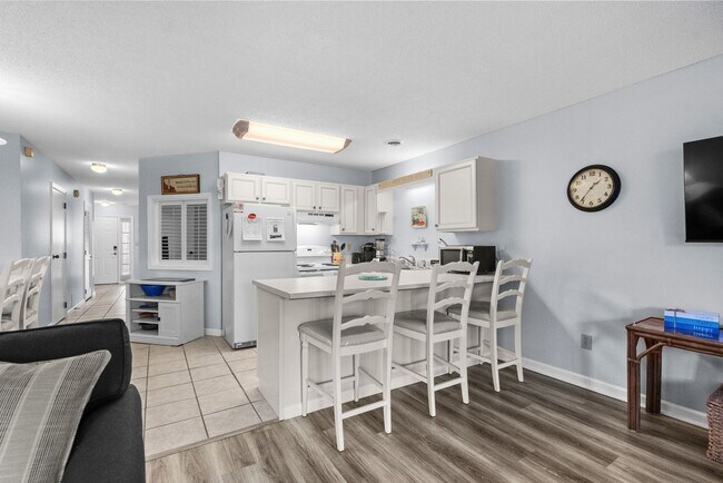 Building Photo - 1st Floor Seasonal Rental Available Octobe...