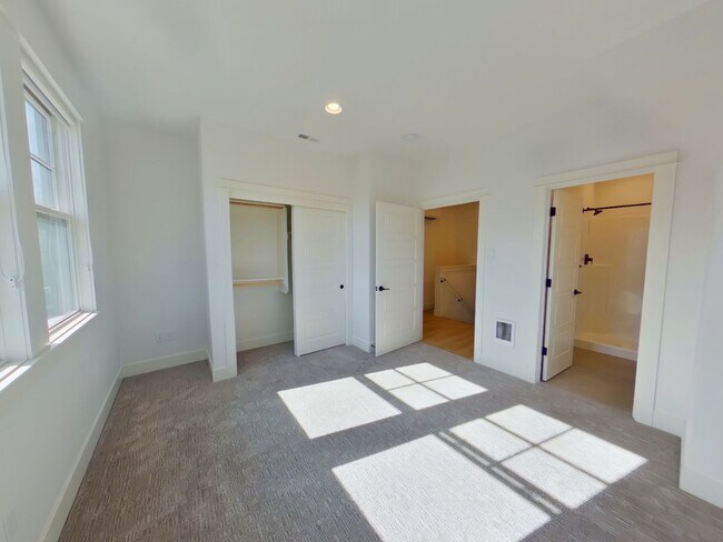 Building Photo - 2790 NW Harrison Blvd