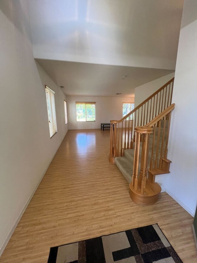 Building Photo - Spacious 6-Bedroom Home with Loft in Prime...