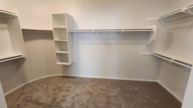 Building Photo - Gorgeous home on the Golf Course in a gated community.