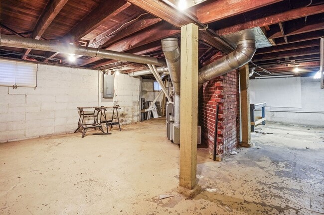 Building Photo - 76 Commodore St