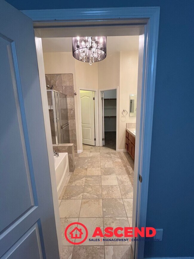 Building Photo - Charming Home in Olive Dr Area!