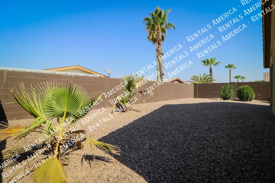 Building Photo - 2033 N Thunderbird Ave