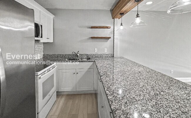 Building Photo - 1 Bed/1 Bath Condo with Off-Street Parking / Pet-Friendly / Vouchers Accepted / Available Now!