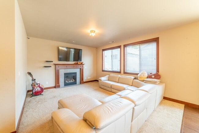 Building Photo - Large and Luxurious 2013 Built Home!