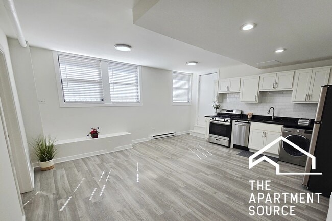 Building Photo - 732 W Roscoe St