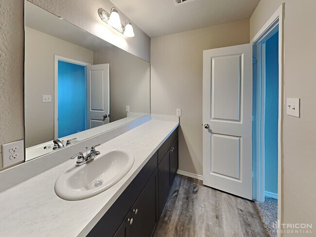 Building Photo - 9802 Marbach Brk