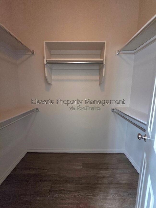 Building Photo - 2300 Starwood Wy