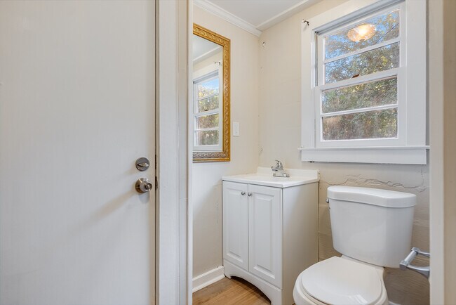 Building Photo - Bright 2 Bedroom Apartment Unit A