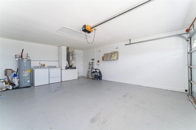 Building Photo - 5565 Loma Vista Loop