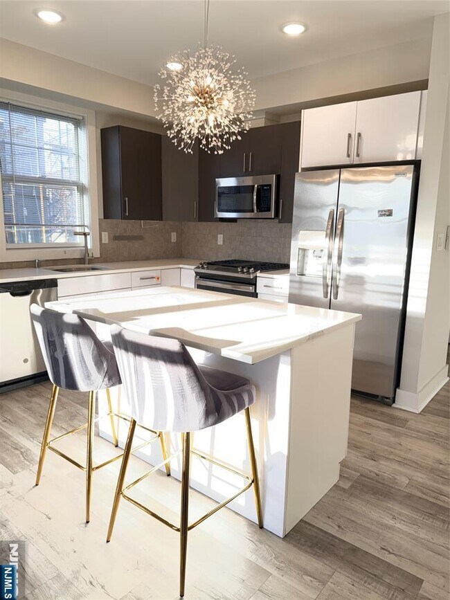 Building Photo - 237 Lincoln Ave