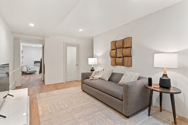 Extra TV, living room or as a bedroom - 724 Peralta Ave