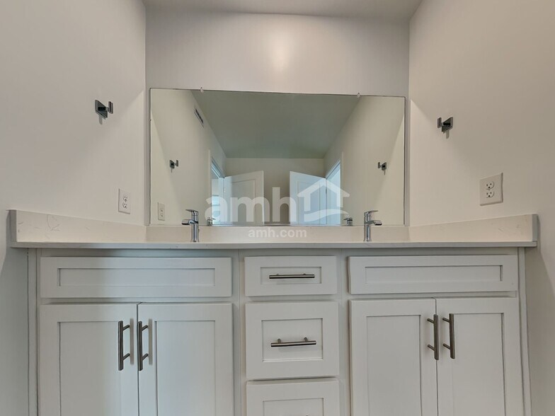 Building Photo - 9551 E Friedel Dr