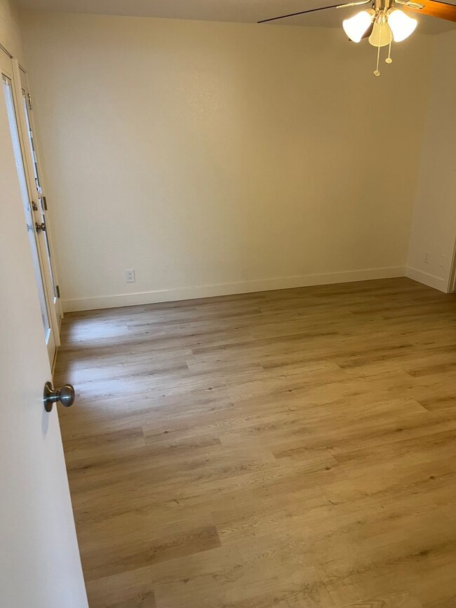 Building Photo - **STUNNING RENOVATED 2 BEDROOM/2 BATHROOM ...