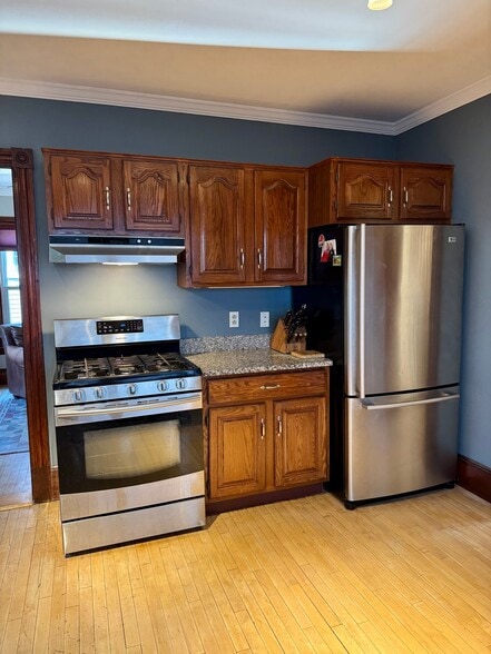 Building Photo - 175 Maple St