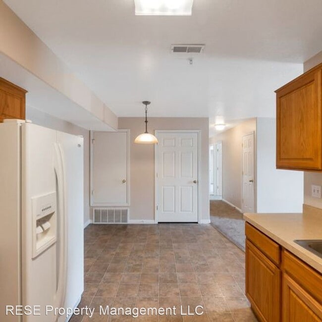 Building Photo - 3 br, 2 bath House - 3397 E Ridge Rd #8