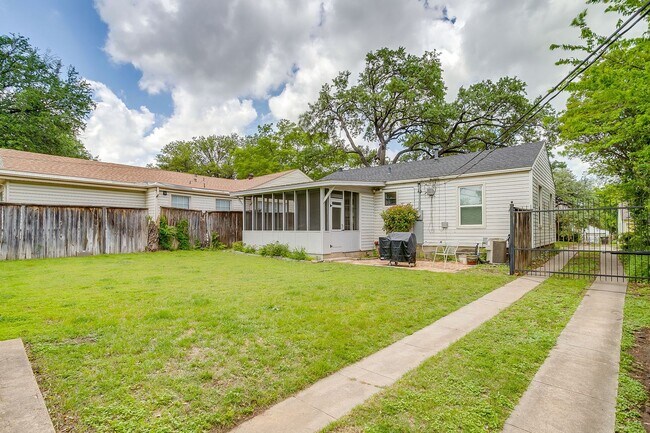 Building Photo - Pristine 2 Bed, 1 Bath Home for Rent in the Cultural District- 76107