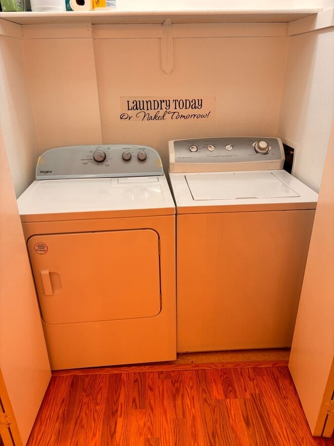 Building Photo - Perfect 2 Bed/2 Bath Downtown Condo w/Washer and Dryer Included!