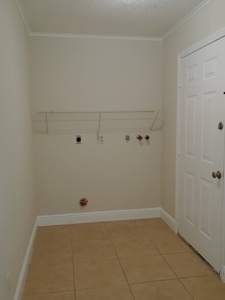 Washer Dryer Hookups - 4460 County Road 472