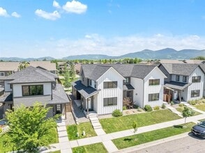 Building Photo - Beautiful 3 bedroom Townhome