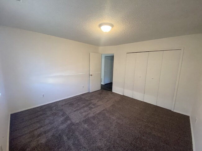 Building Photo - Cozy Condo Available NOW!