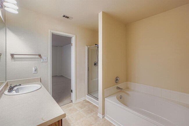 Building Photo - 1020 Brutus Dr