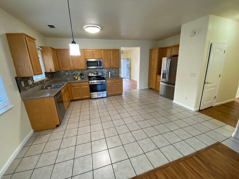 Building Photo - 686 Anna Dr