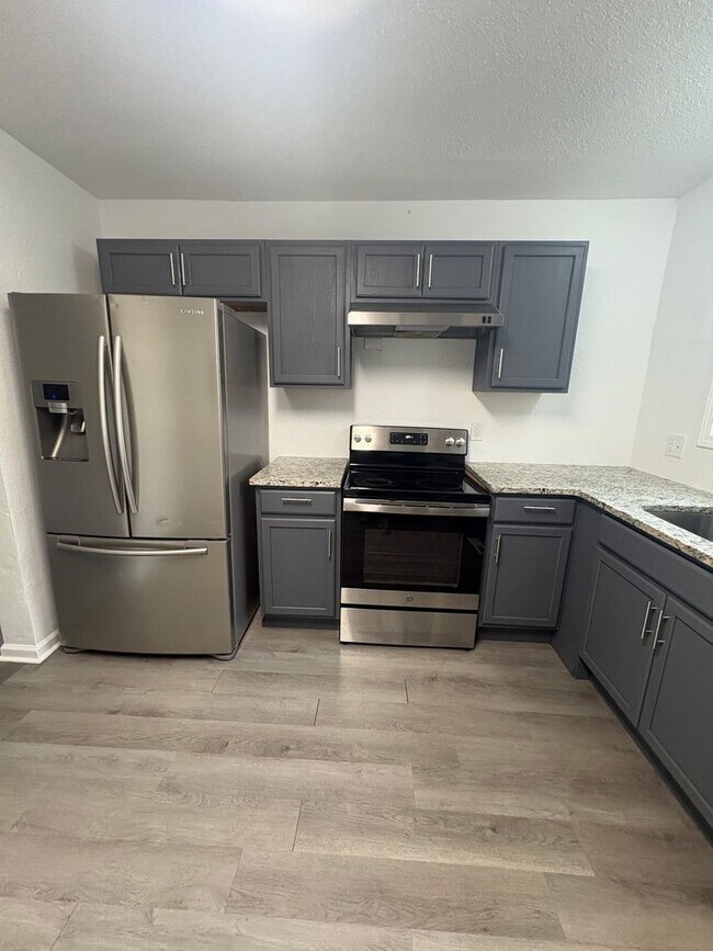 Building Photo - Stunning 5 Bedroom Home